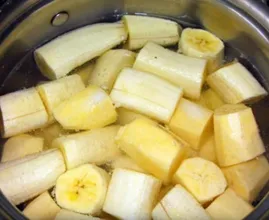 Koche und trinke abends Bananenwasser und du wirst staunen, wie gut du danach schläfst!