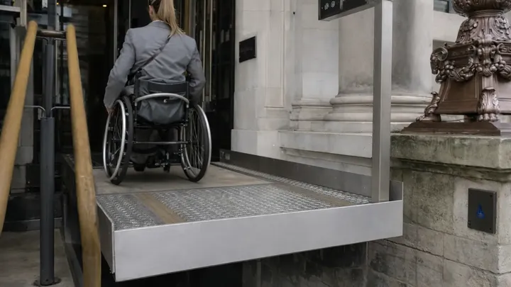 This Lady in a Wheelchair Refused Help at the Stairs — What Happened Next Silenced the Entire Crowd