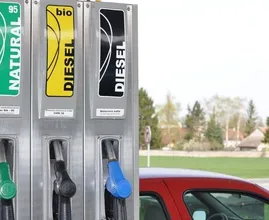 Benzineprijs breekt weer nieuw record: 2,15 euro per liter