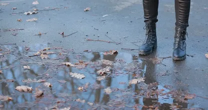 Natte schoenen? Met déze truc zijn ze snel weer droog!