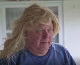 Kijkers gieren het uit om Peter Gillis met lange blonde lokken