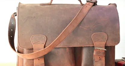 Zo krijg jij je doffe leren tas weer zo goed als nieuw