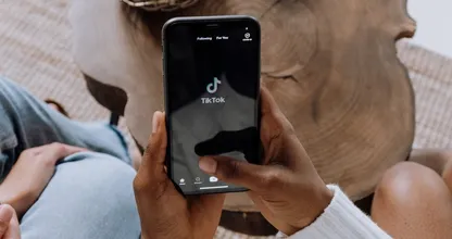 'Populaire app TikTok moet onder toezicht komen te staan'