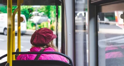 Dit is waarom je nooit op moet staan voor ouderen in de bus: "Het is voor hun eigen bestwil"