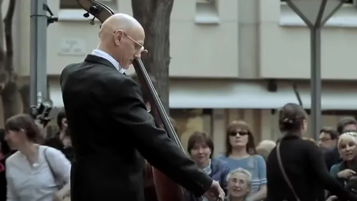 Ce musicien de rue était ignoré de tous, mais une petite fille a tout changé