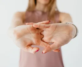 Feit of fabel: is met je vingers knakken echt zo ongezond?