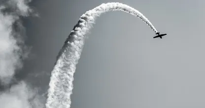 Zien: Duitse piloot ‘tekent’ gigantische injectiespuit in de lucht 