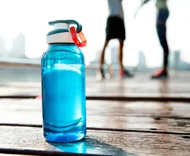 Zo maak je een stinkende waterfles in een handomdraai schoon
