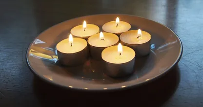 Binnen één minuut maak je dit supersimpele kacheltje van waxinelichtjes