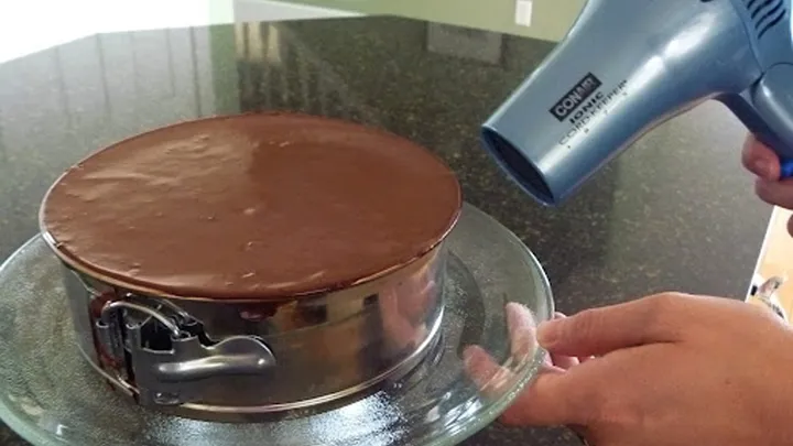 This Is Why People Are Using A Hairdryer When Baking A Cake