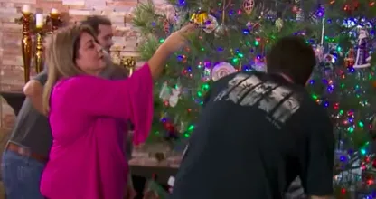Deze familie gebruikt al 35 jaar dezelfde échte kerstboom
