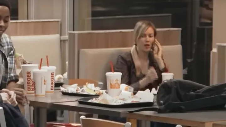 Jugendliche schikanieren Jungen bei Burger King und bemerken den Mann auf der Bank nicht