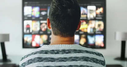 Tiener kijkt 's nachts stiekem naar Netflix en redt gezin