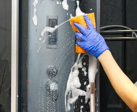 Cloudy shower glass? The vinegar trick that clears limescale and the 20-second habit that keeps it clear