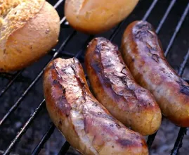 So grillst du eine würzige und saftige Bratwurst! Heiße Tipps vom Profi!