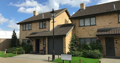 WOW: het enige echte Harry Potter-huis staat te koop!! Wie woont er binnenkort onder de trap?