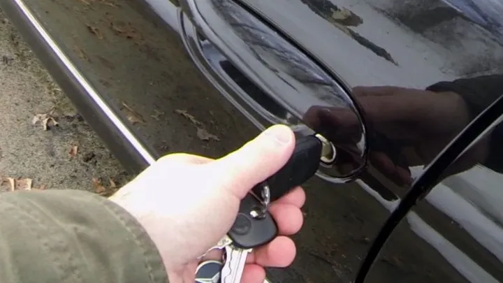 4 ways to de-ice a frozen car lock