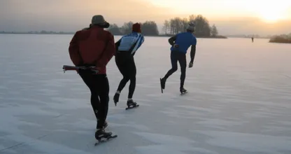 Pas op met schaatsen op natuurijs: al meerdere mensen door het ijs gezakt