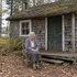 Deze 88-jarige vrouw woont in een oud schuurtje in het bos – maar wacht maar tot je ziet hoe het er van binnen uitziet!