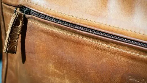 古いバッグを釣り上げて中身を見た少年が警察に通報したワケとは？