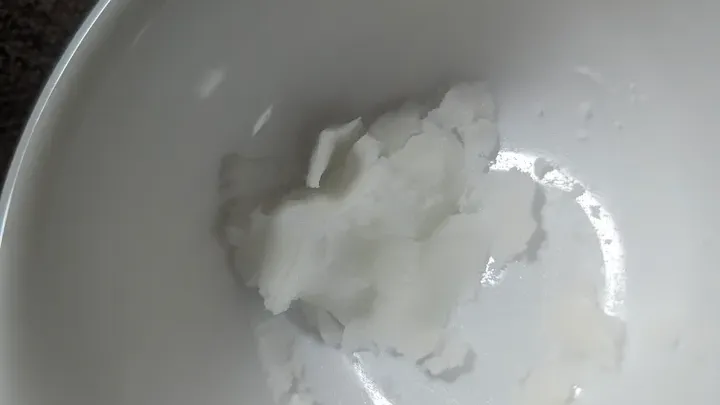 Nettoyer avec l'huile de coco : Bannissez les résidus de savon pour de bon !