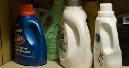 You should NEVER mix together these cleaning products! It's extremely dangerous!