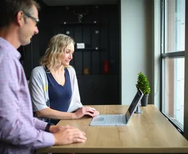 Werk je staand? Dit is hoe vaak je even moet zitten