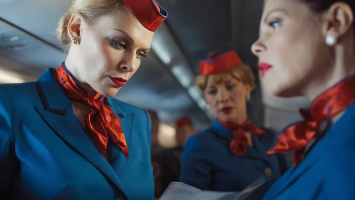 O comissário de bordo sussurrou: "Você precisa sair deste avião imediatamente" - O passageiro ficou chocado ao saber a verdade..