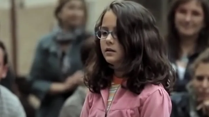 Ce musicien de rue était ignoré de tous, mais une petite fille a tout changé