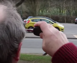 Voici pourquoi vous devriez prendre vos clés de voiture contre votre tête pour avoir une meilleure portée