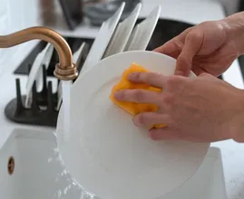 Geen afwasmiddel meer in huis? Dit alternatief werkt net zo goed