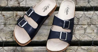 Op deze manier krijg je zwarte voetafdrukken uit je slippers en sandalen