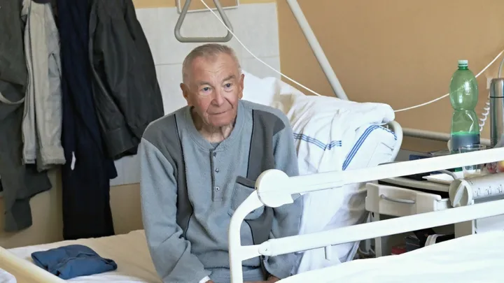 Dying grandpa teaches selfish granddaughter, who refused to take care of him, a lesson