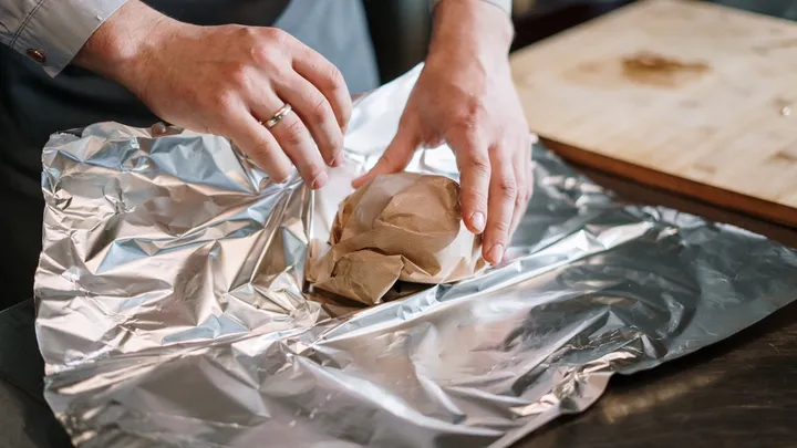 Aha: daarom heeft aluminiumfolie een matte en een gladde kant