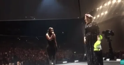 VIDEO: Adele roept fan het podium op, maar als die fan begint te zingen.. Wauw, Adele is onder de indruk!