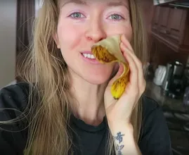 Deze vrouw wrijft elke dag een bananenschil over haar gezicht en dit is de reden!