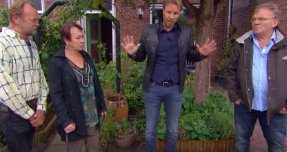 Kijkers Mr. Frank Visser geshockeerd door buurman die kat in kliko opsluit