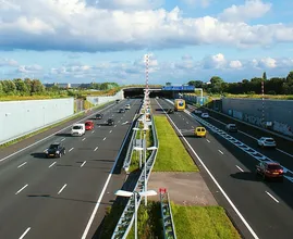 Waarom geven hectometerpaaltjes eigenlijk 'links' of 'rechts' aan?