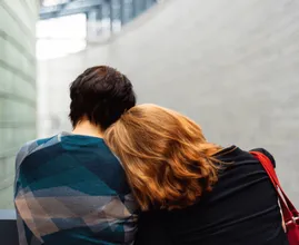 Poradź sobie z żałobą: jak wspierać swoich pogrążonych w żałobie bliskich
