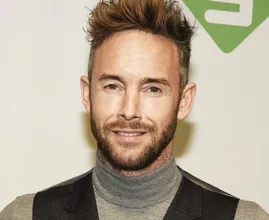 Zanger Charly Luske showt fitte lichaam met voor- en nafoto op Instagram