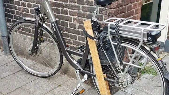 Politie waarschuwt: 'Zie jij iemand lopen met plank en wiel aan een fiets? Bel ons!'