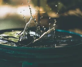 Makkelijke manieren om in en rondom het huis water te besparen