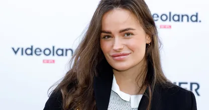 Loes slingert het nieuws de wereld in: zij en Douwe Bob verwachten een dochtertje