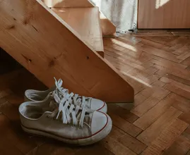 Oto dlaczego należy zdejmować buty, gdy jest się w domu