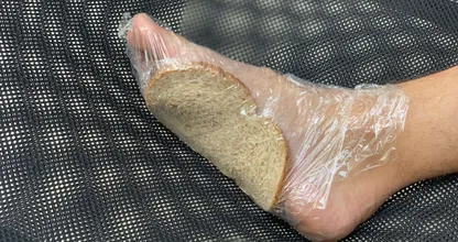 Das könnte passieren, wenn man sich eine Scheibe Brot um den Fuß wickelt! Wirst du es versuchen?