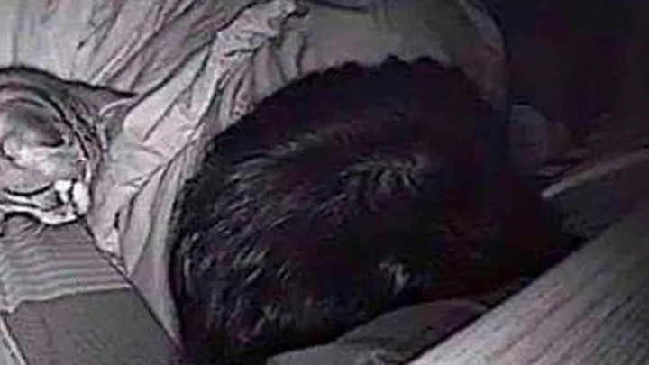 Man plaatst camera omdat hij ’s nachts geen adem krijgt, ontdekt dan waarom