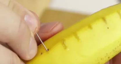 Dein nächster Streich: kleine Löcher mit einer Nadel in die Bananenschale stechen!