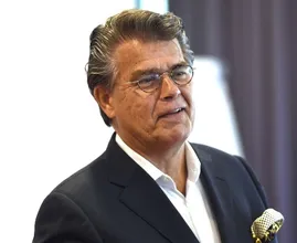 Emile Ratelband (72) wordt voor de negende keer vader