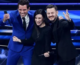 Aha: hier kun je de presentatoren van het Songfestival van kennen