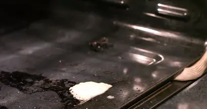 Vieze vlekken in de oven? Met dit trucje maak je de oven makkelijk schoon